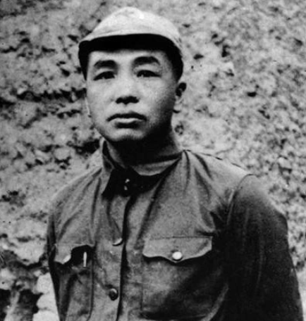 1958年，彭德怀到兰州军区视察，吃饭时，他发现一个干部很眼熟，便放下手中的筷子，目光紧紧落在对方身