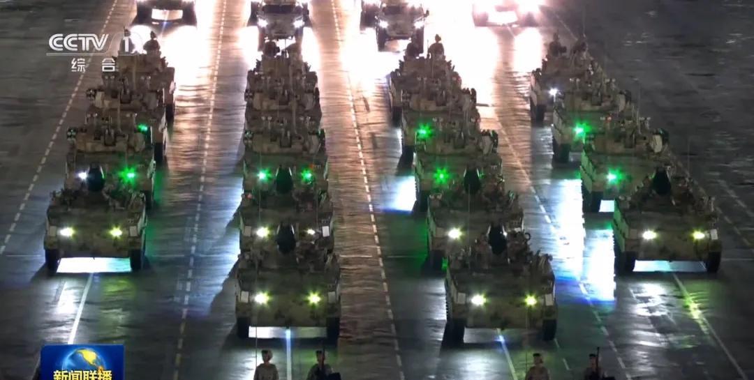 啥家庭啊，空降车都装四面盾！据报道，即将亮相阅兵场的“空降兵新型装甲输送车”，