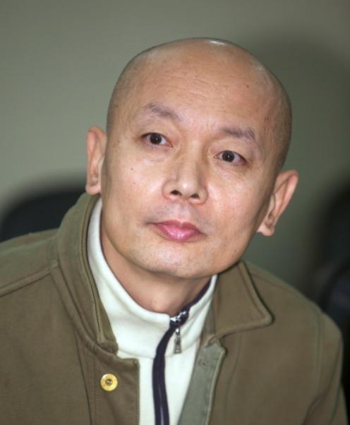 1995年，葛优拍戏赚了350万，把钱全部交给了妻子贺聪，谁知贺聪转身就在北京买