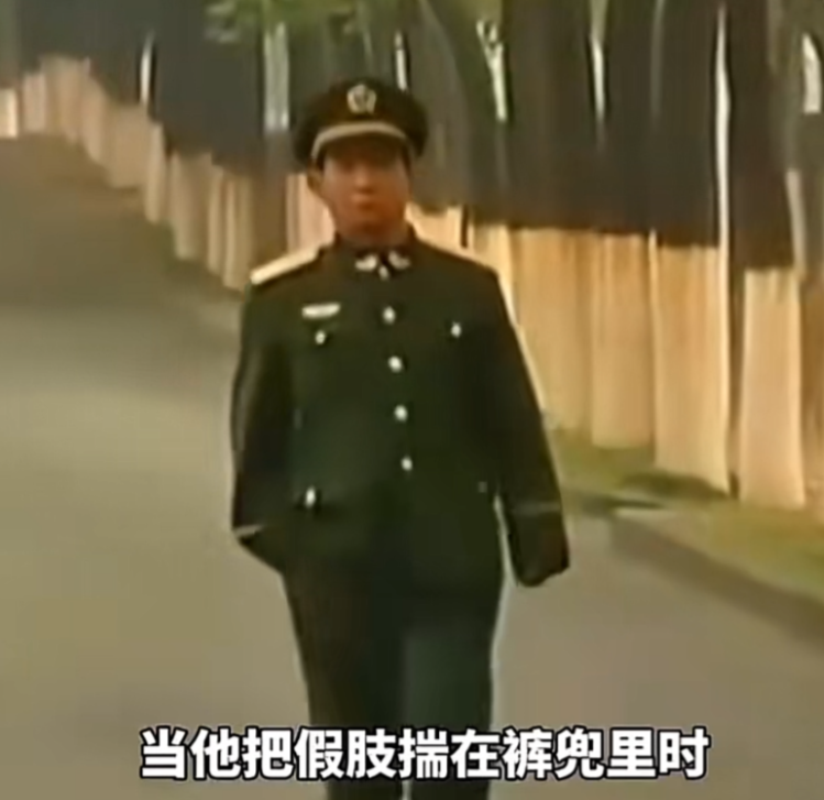 一次，丁晓兵把一只手揣进裤兜走路时，两名纠察上前纠正，丁晓兵笑着说拿不出来，两位