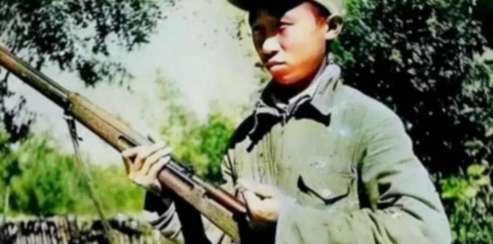 1943年山东栖霞，20名八路军正在吃饭。突然3架敌机俯冲而来，班长慌忙大喊:“