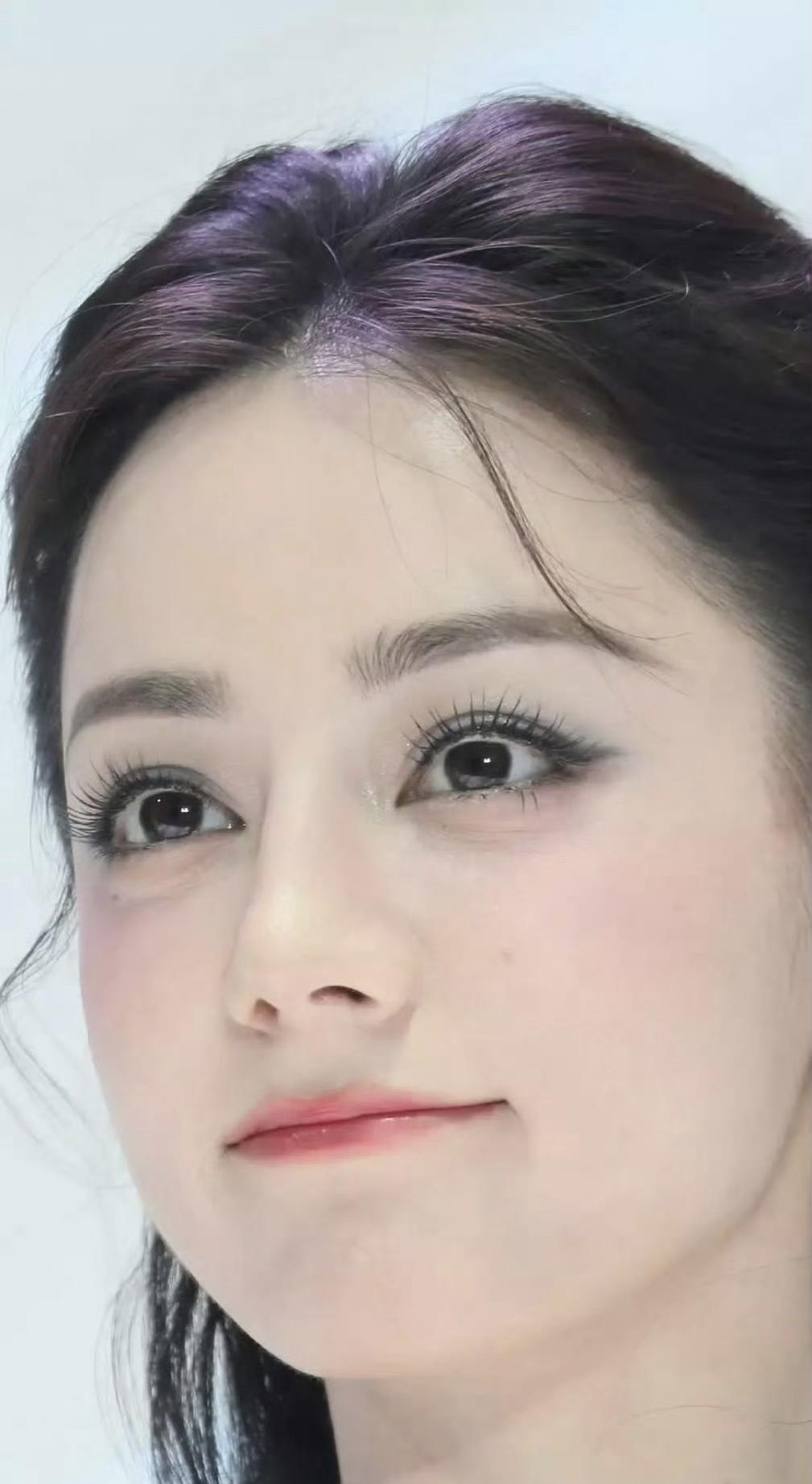 迪丽热巴果然是美神降临，在网上看到，别人从这么歹毒的角度拍她，都不能拍到她的丑照