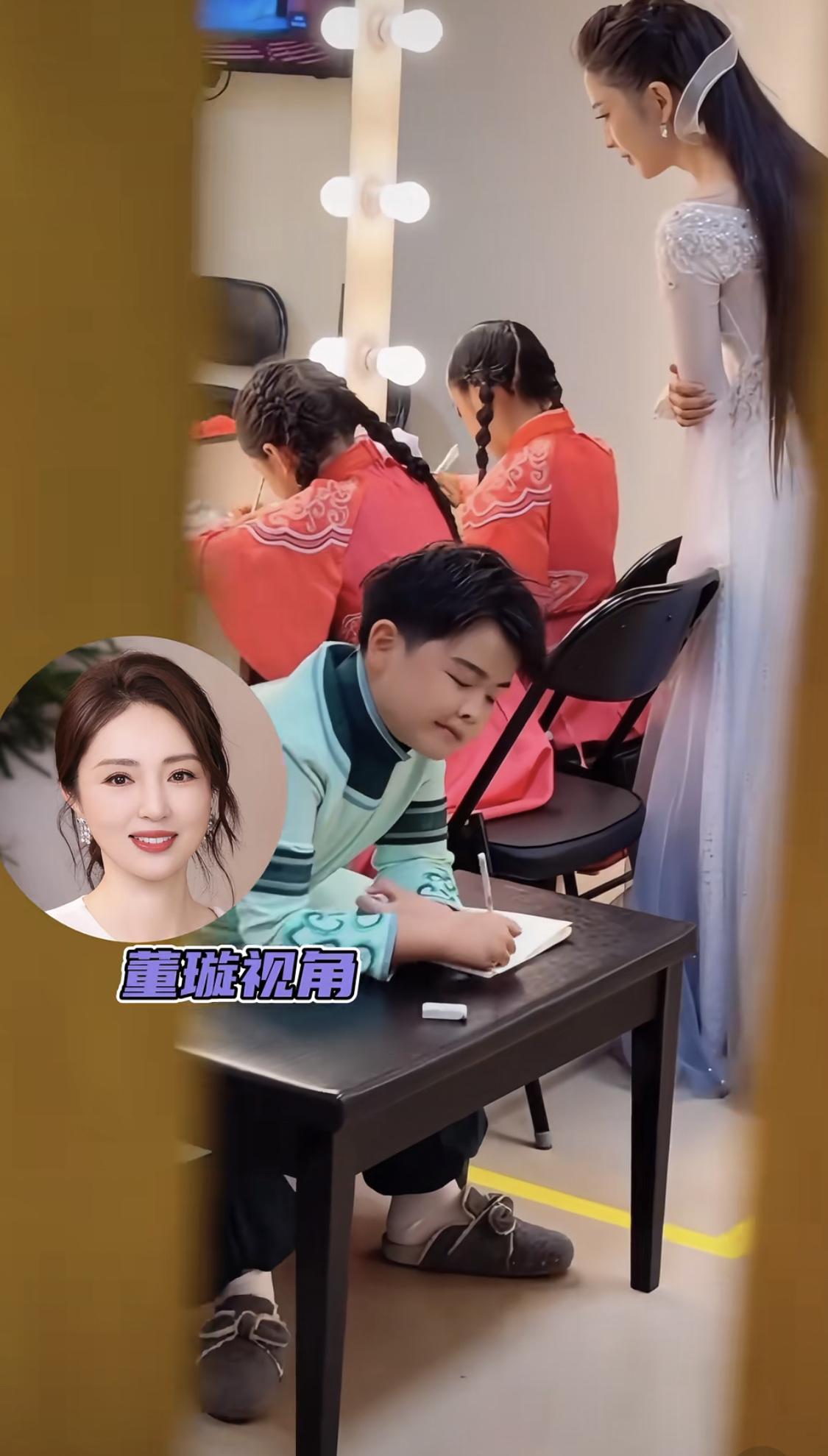 董璇偷看佟丽娅给儿子和小酒窝辅导作业。都在感叹女明星也要辅导作业啊……佟丽娅