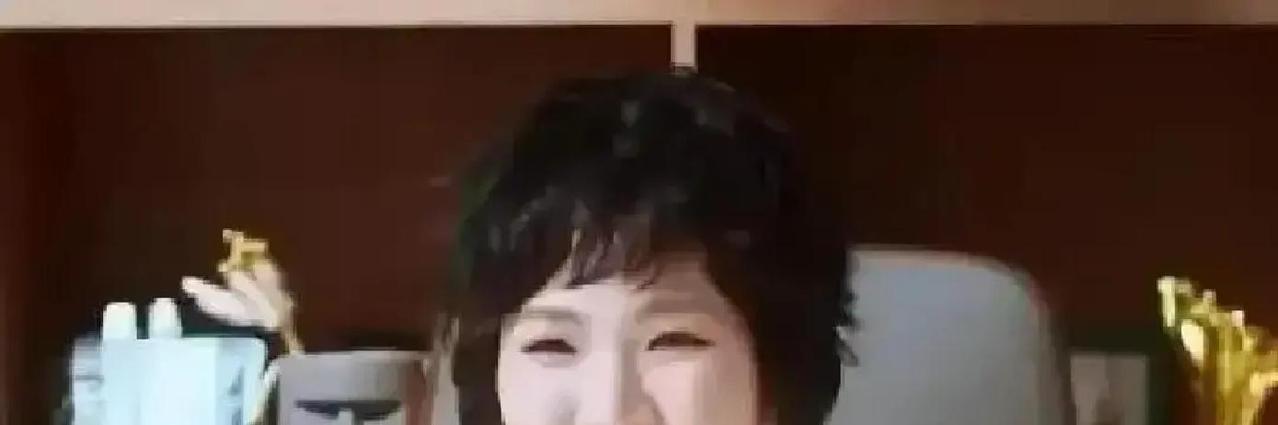 新包故意磨破，比全新贵三成剧组里，姚安娜把鳄鱼皮包往水泥地蹭。镜头没拍到，