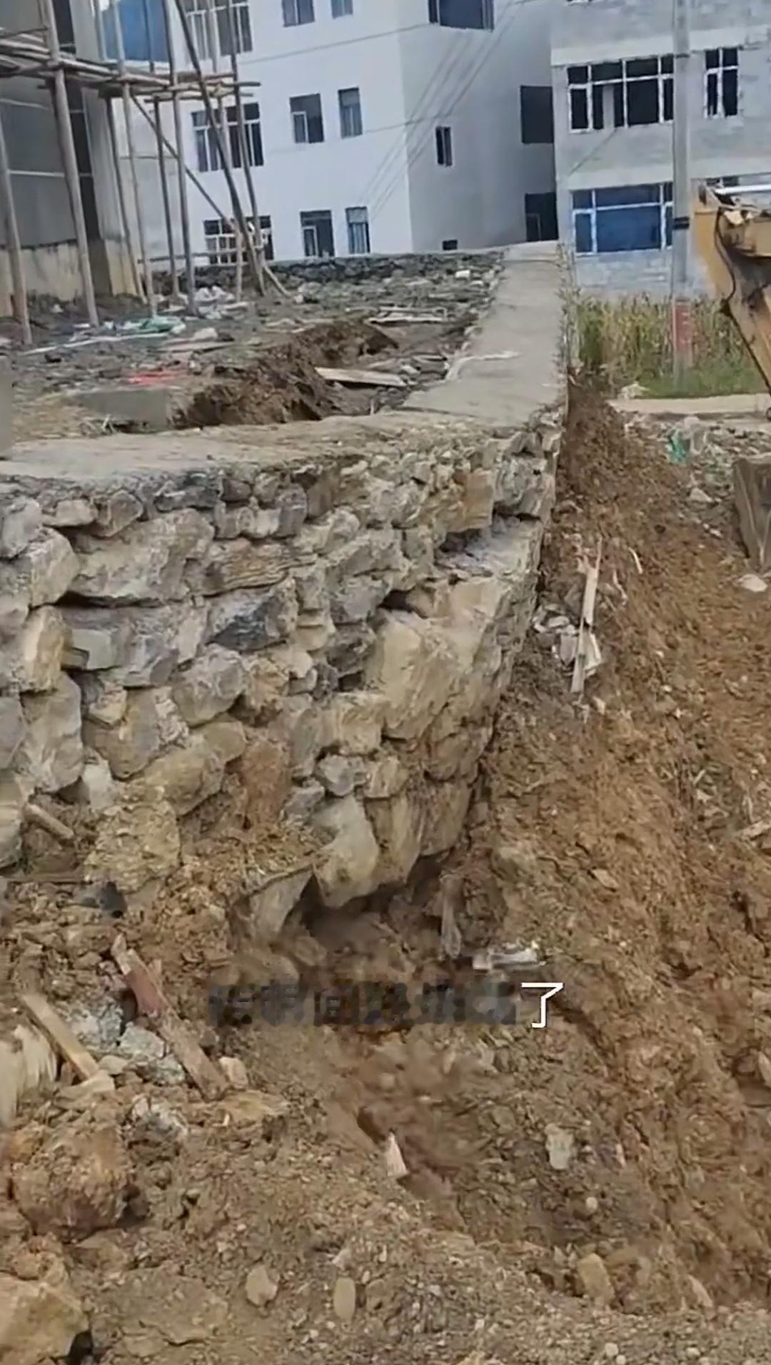 挡土墙接连坍塌3次，房东彻底崩溃，不知该如何整改。房东费尽心思请人修建的毛石挡
