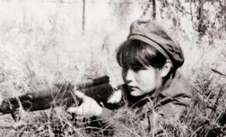 1987年，老山前线下来几十个女兵，第一件事不是回家，而是躲进角落烧内衣。