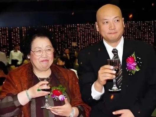 迟重瑞在自己的事业巅峰期，选择了陈丽华结婚，此后再没有拍摄新的作品。西游记