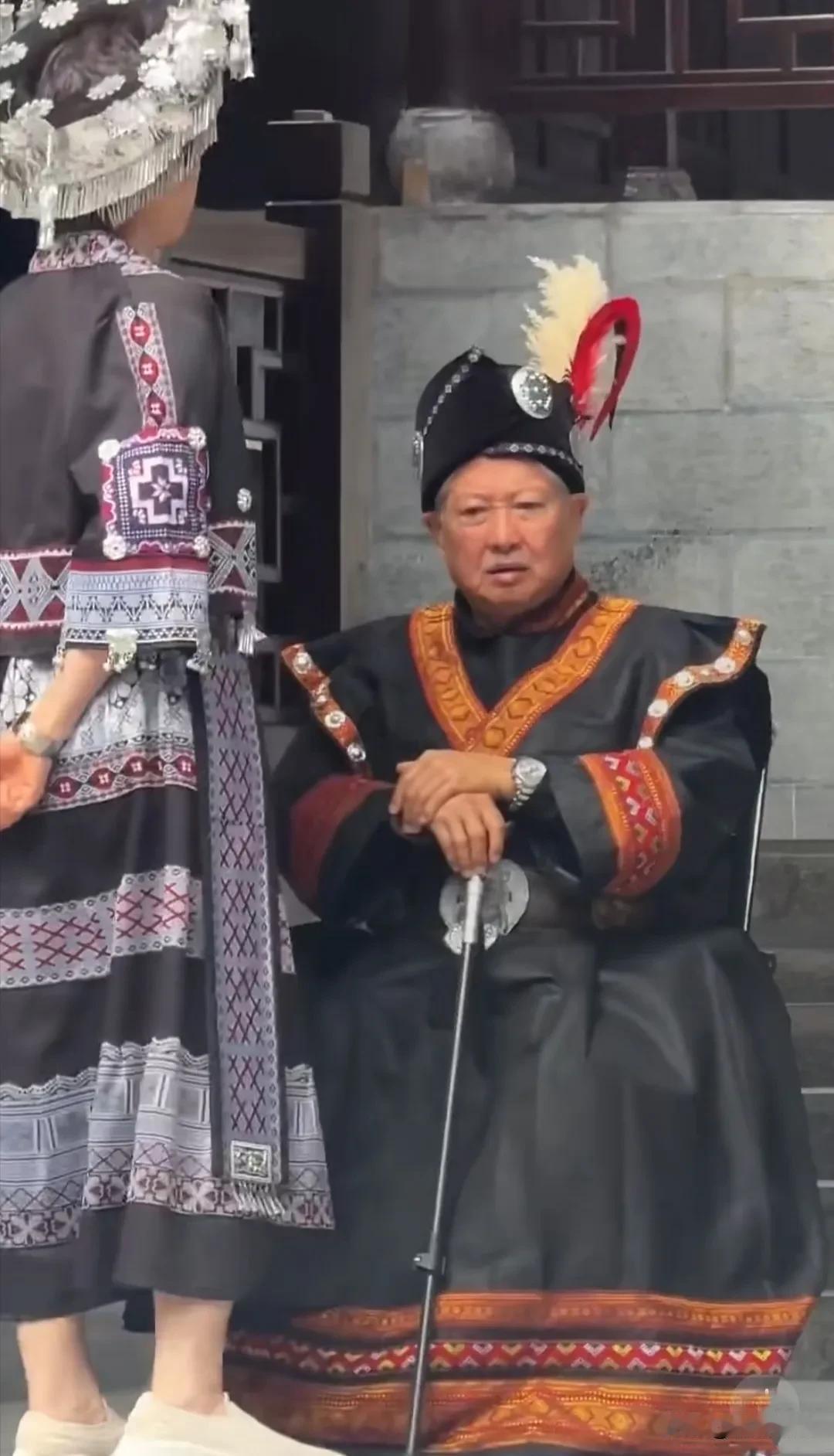 洪金宝带着老婆和儿子、孙子一大家子现身湖北恩施游玩。看洪金宝和高丽虹穿着少数民