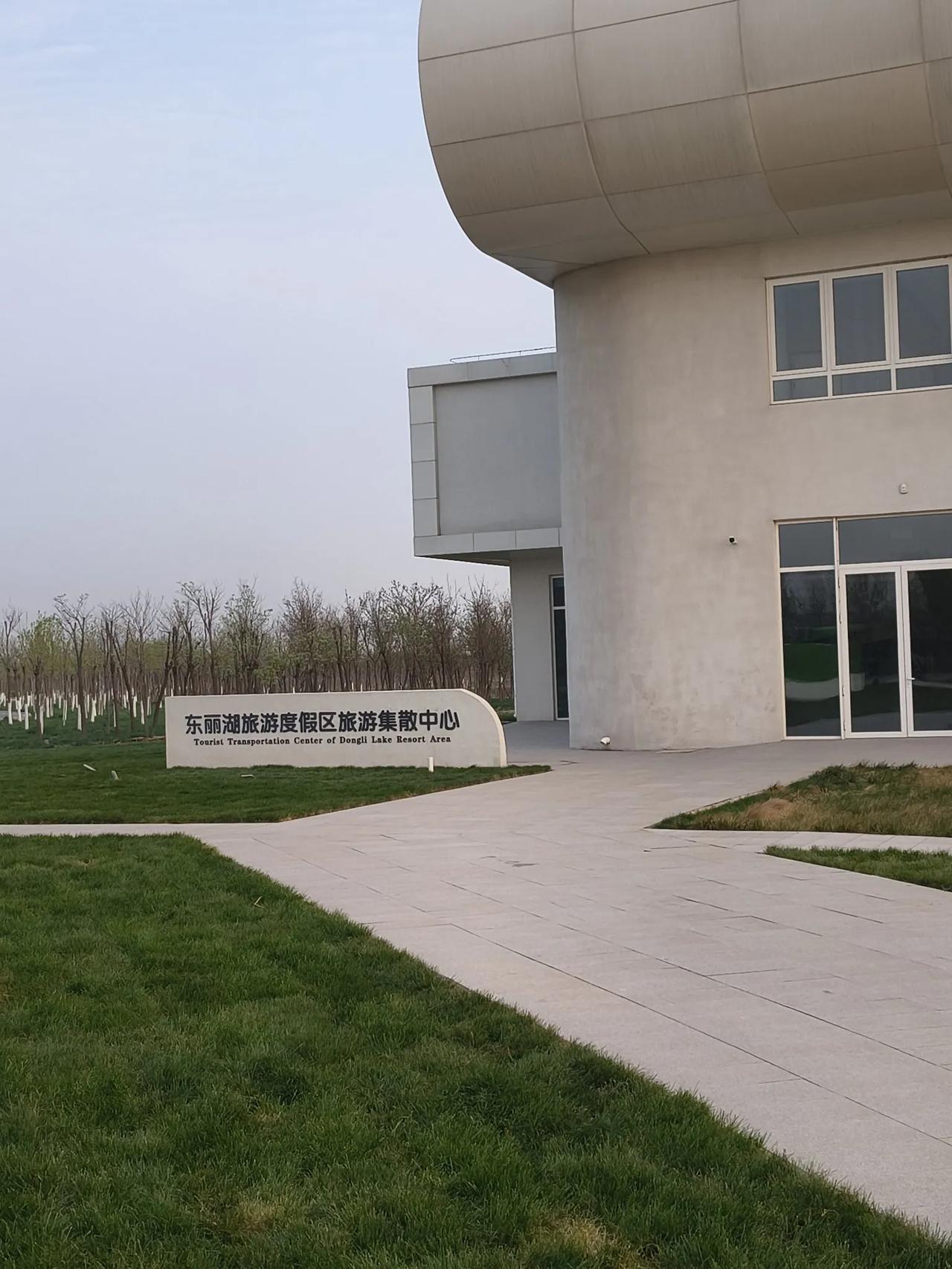 这几日，从东丽湖万科城前往东丽湖公园的几条道路皆用铁皮封堵起来了。刚举办完的半