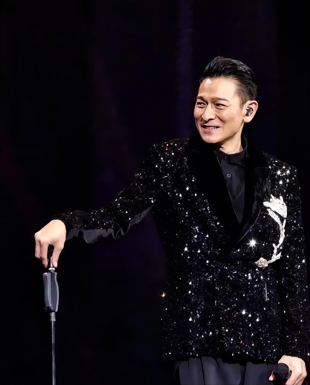 有人称刘德华过气，但我愿称刘德华为顶流！你们发现没，他现在开演唱会根本就不是