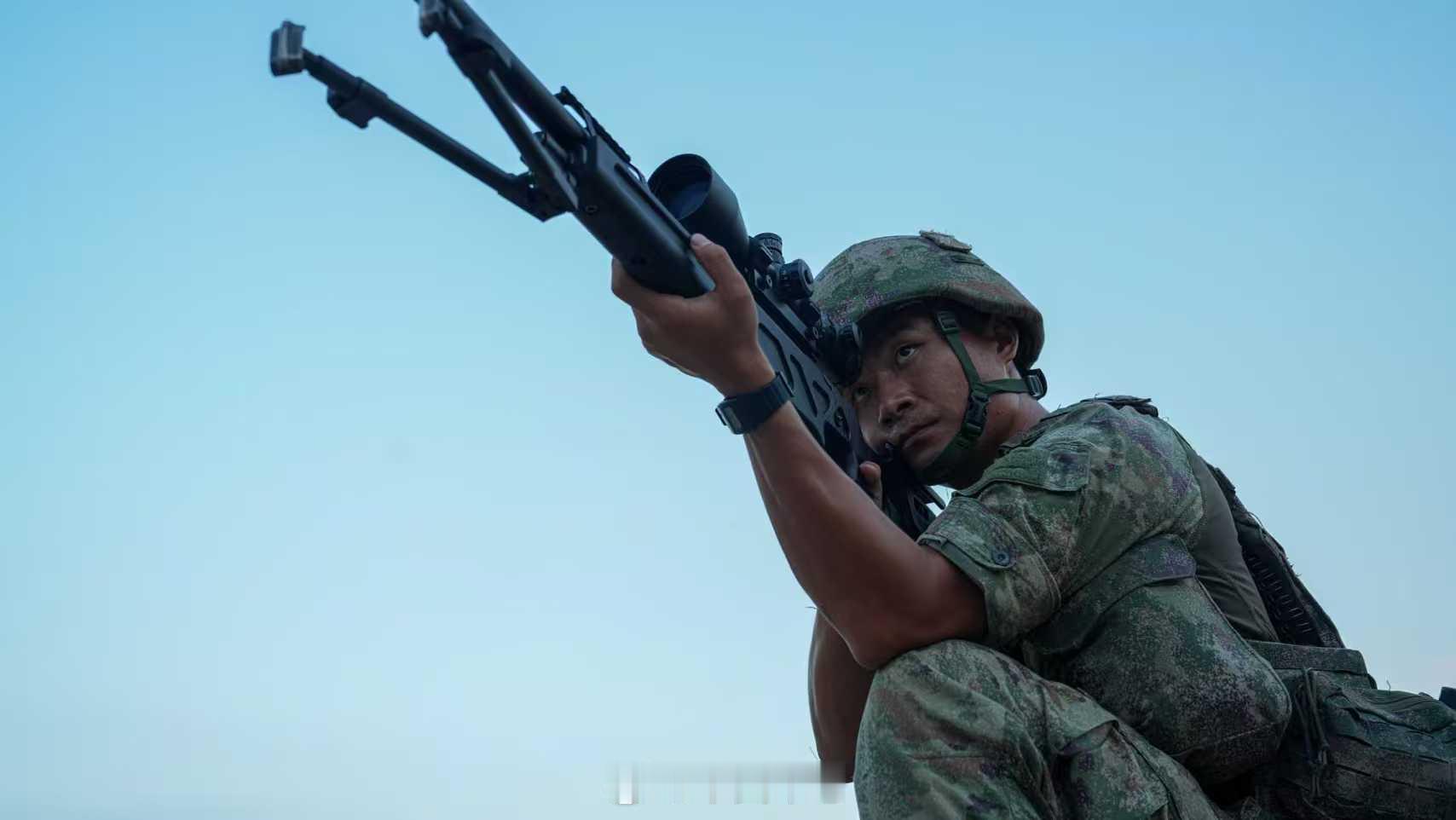 【超燃！！】近日，海军陆战队某部组织“多能杯”军事体育竞赛，重点对“铁甲突击、万