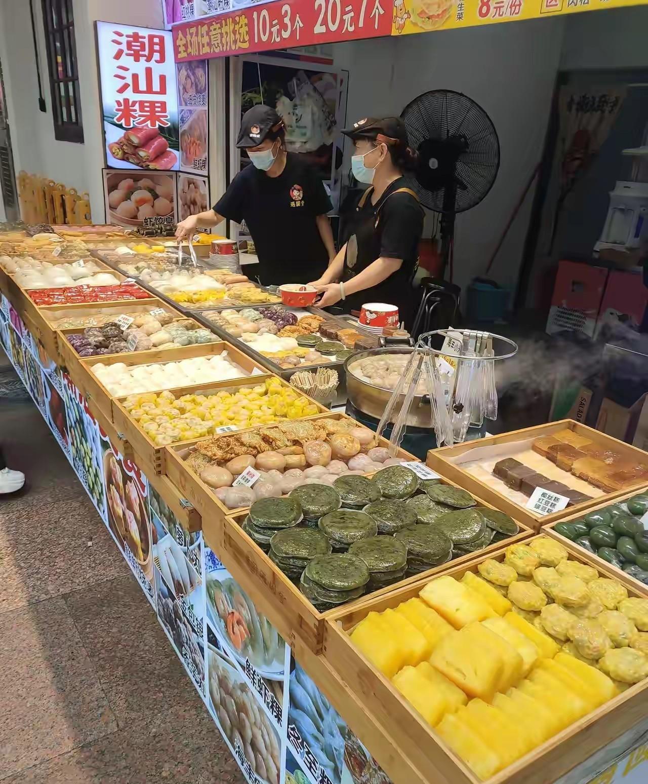 也不知道为什么，只要是看到这种把食物外摆的店铺，即使东西再好吃，价格再便宜，我都