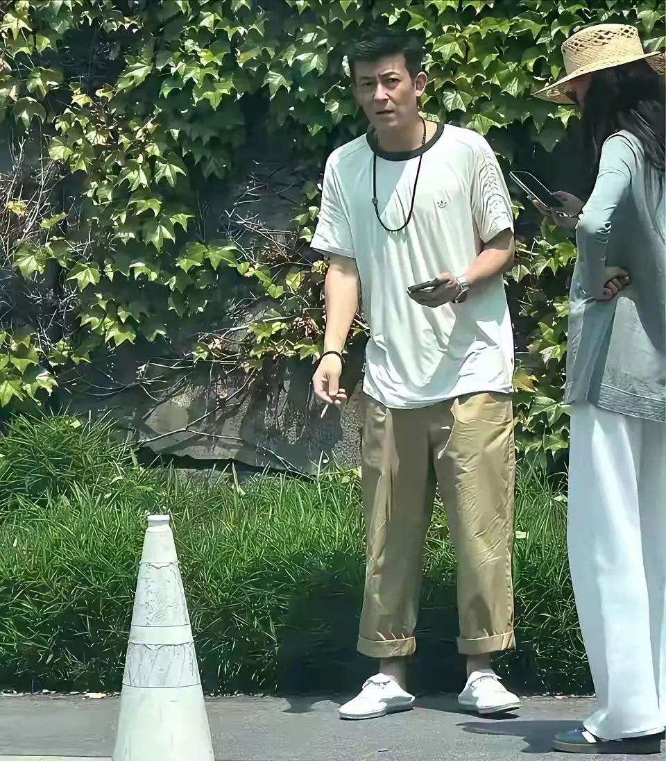45岁陈冠希和老婆秦舒培到公园散步，他抽着烟，看起来好苍老