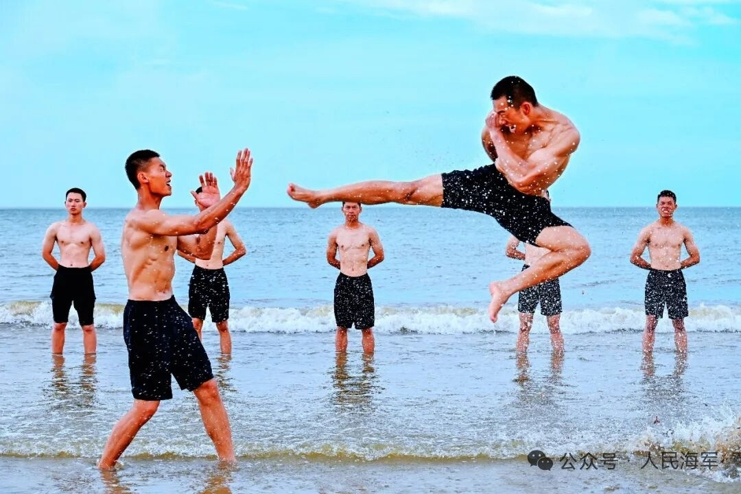 练！来看海军陆战队濒海实战化训练现场！(人民海军)