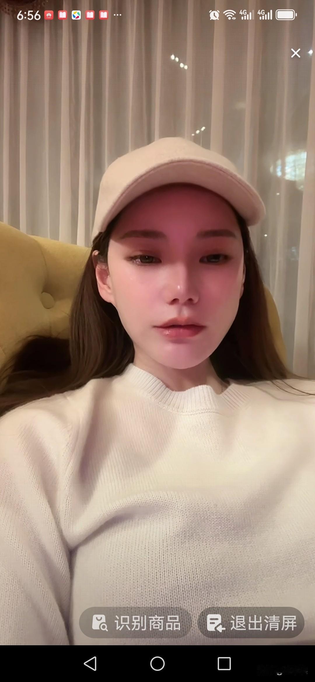 11月19日傍晚，马筱梅一个人在首都机场候机去湾湾，她利用这短暂的候机时间开启直