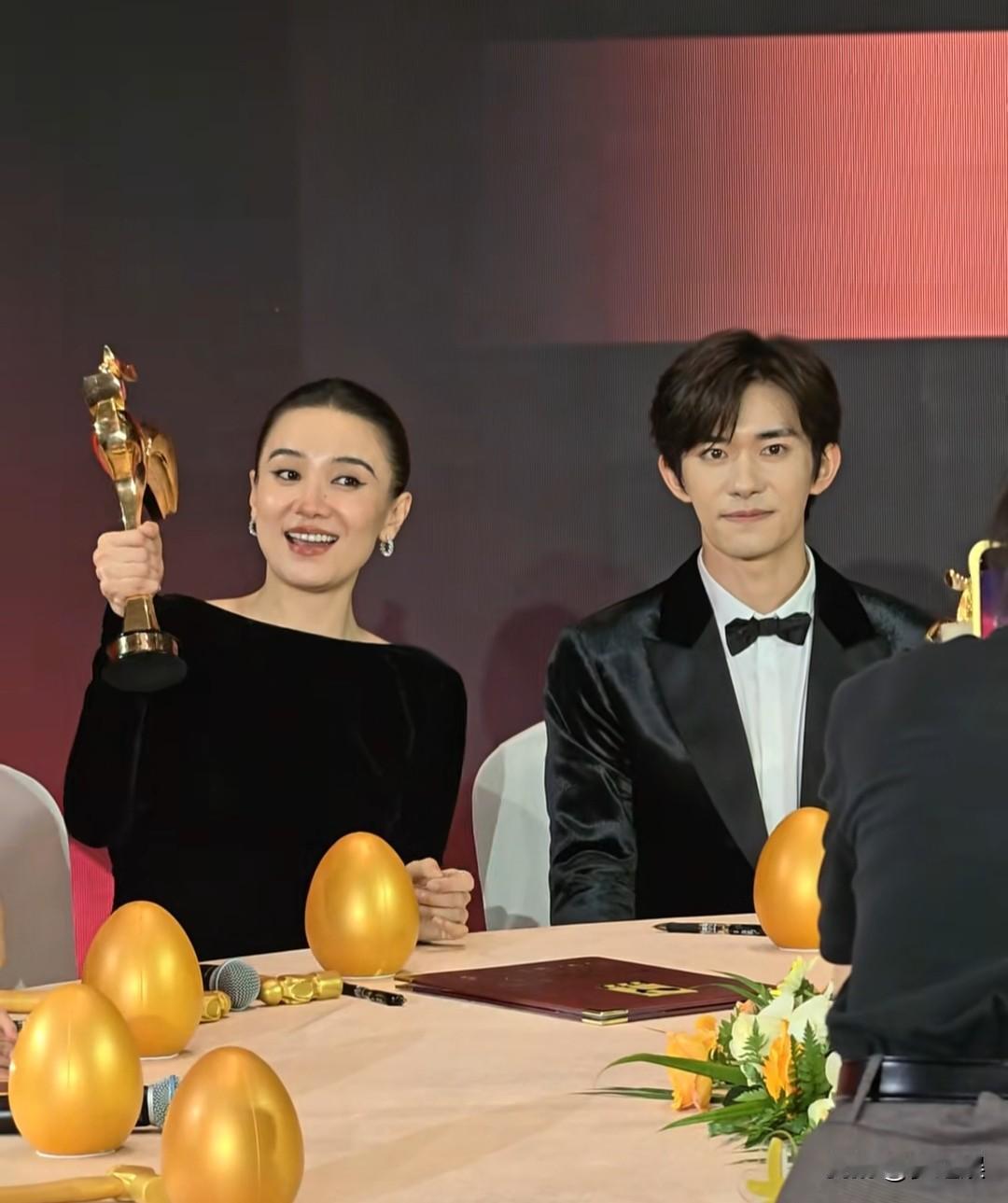 宋佳，端庄大气，天生丽质！易烊千玺，稳重不张扬，帅气十足！都是实力派的演员！