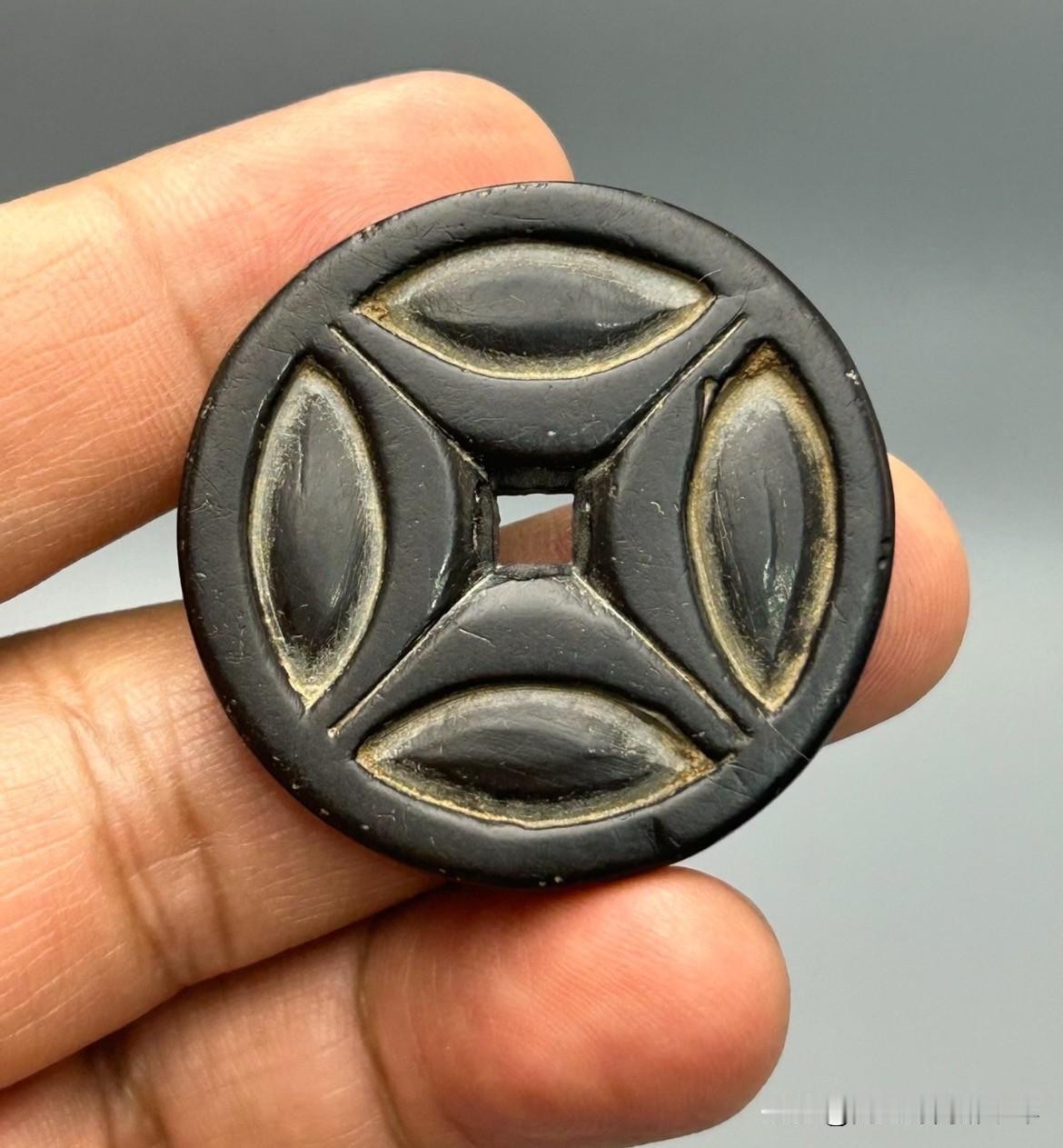 古玩行里的专业知识爬山头‌：修复古玩，如“这幅字画经过爬山头，补全了缺损题款