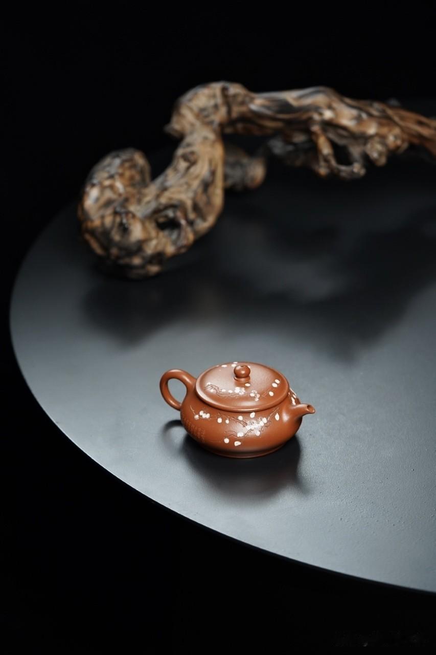 “稀有泥料”紫砂壶，可能只是穿了件衣裳玩紫砂壶的朋友，多半都吃过一种亏：看图片