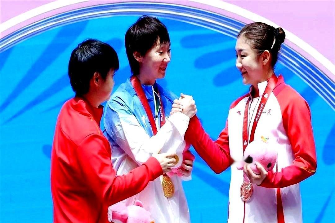 又是亚军，孙颖莎的心魔是队友吗？讲真的，太让人心疼了。世界第一的孙颖莎，技术