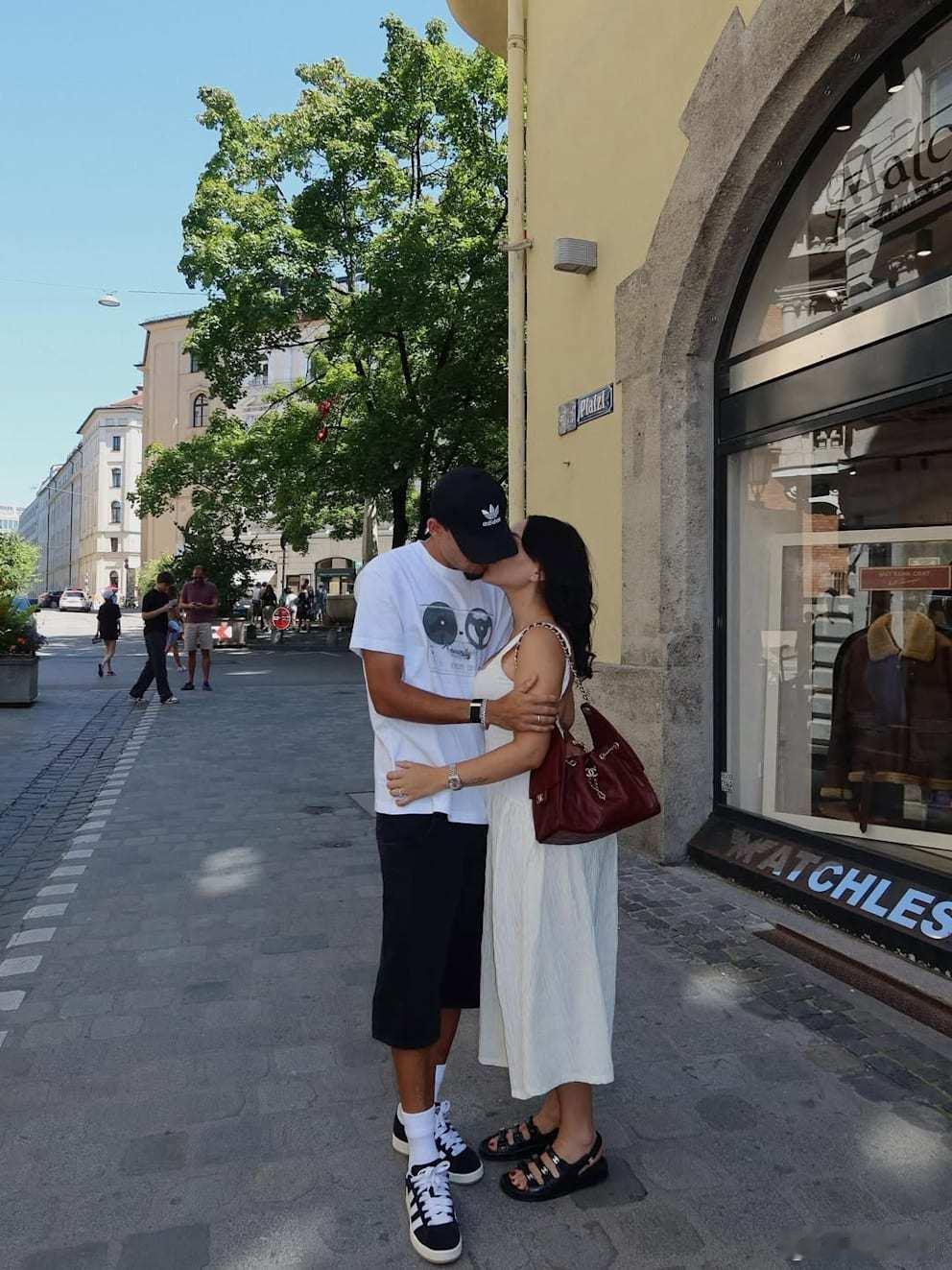 迪亚斯在慕尼黑接头被街拍……话说光是看照片吓我一跳，还以为是萨内……​​​
