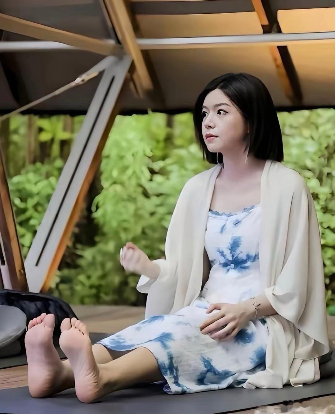 陈妍希的脚型肉肉的，反而显得很可爱，自带一种软萌的真实感～