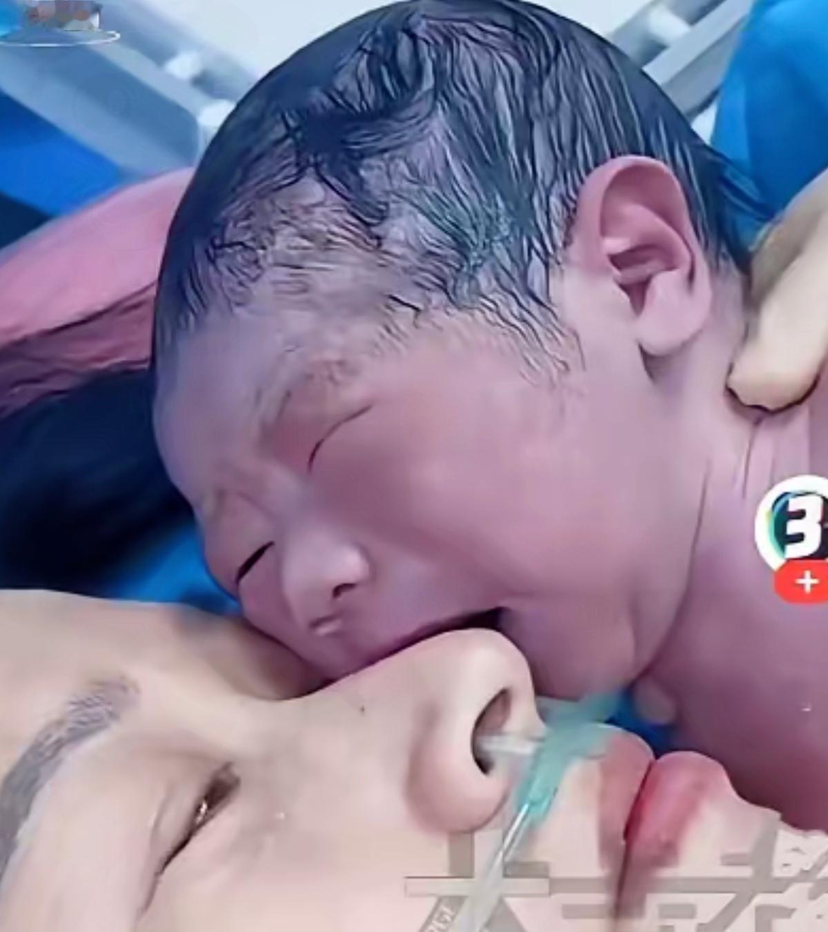 山东医院这幕也太戳心了！新生儿哭闹不止护士百般安抚都没用，一贴到妈妈胸口瞬间安静