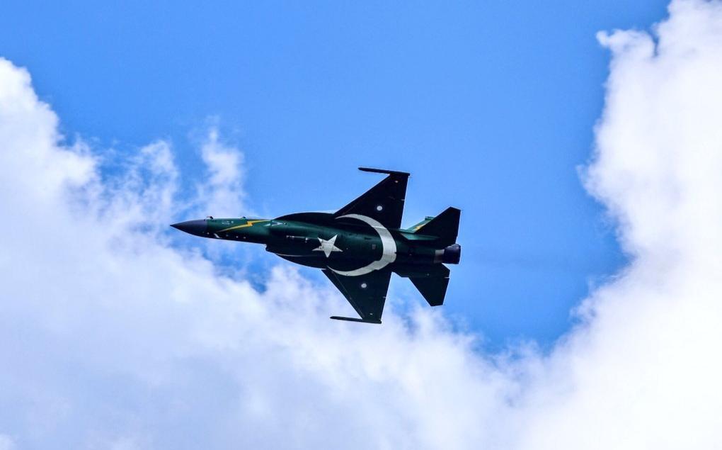 巴基斯坦空军枭龙，F-16连续轰炸下，阿富汗塔利班主动停火，19个哨所和基地被拿