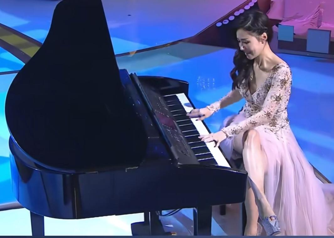 为什么要这样弹钢琴呢？是不是有点不雅观了呢？