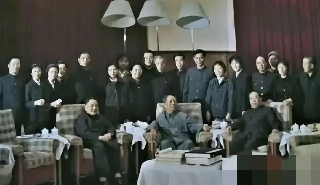看毛主席这张晚年集体合影，让人唏嘘！这是1975年中南海菊香书屋，十分罕见的大