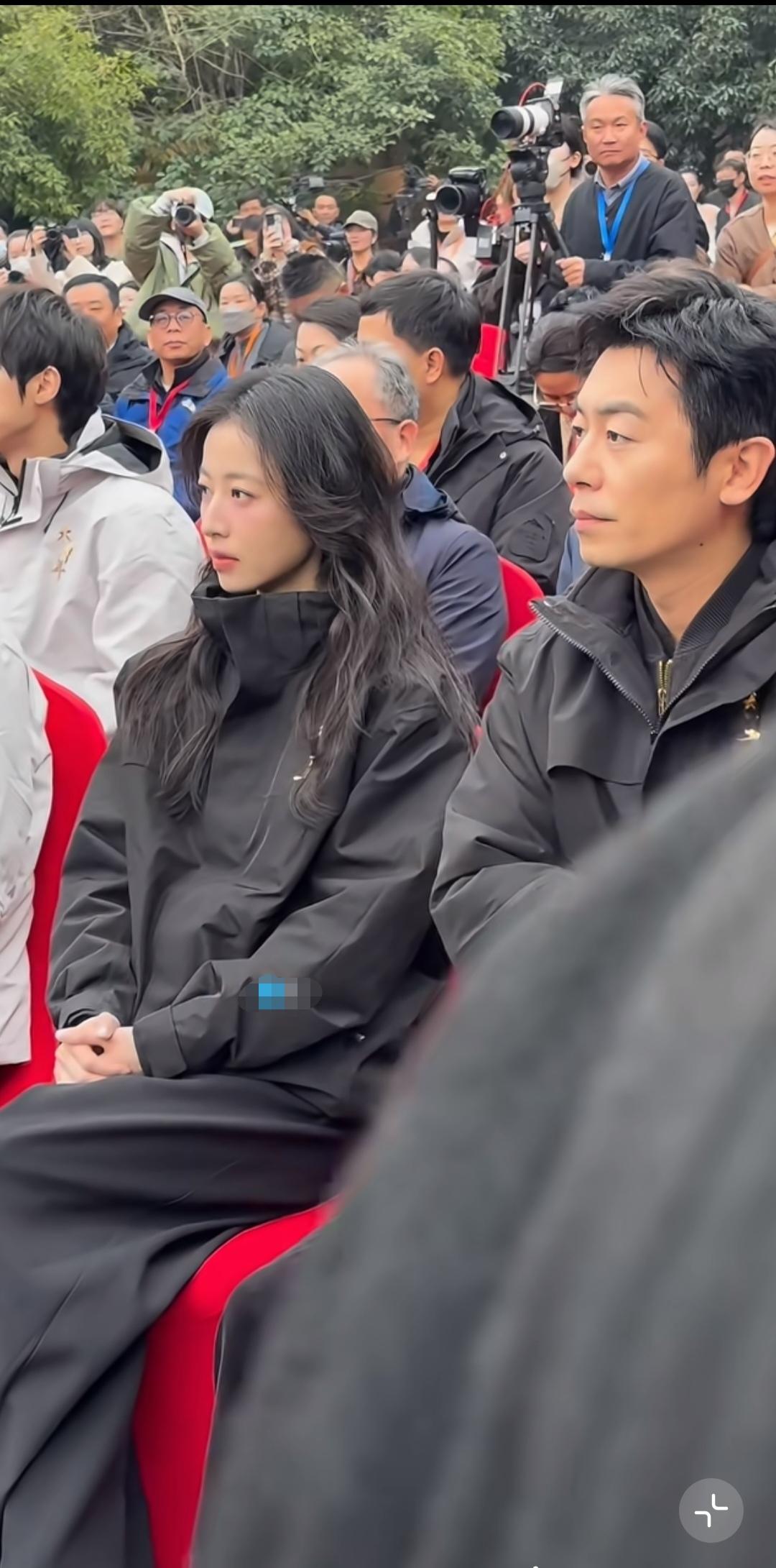 周雨彤，穿个冲锋衣都美的不像话。