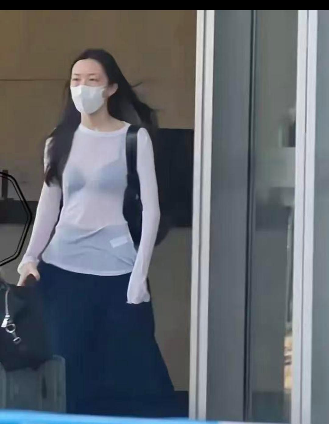 这高冷范简直跟王菲一模一样！感觉她这个女儿比窦靖童更像她[比心][比心]