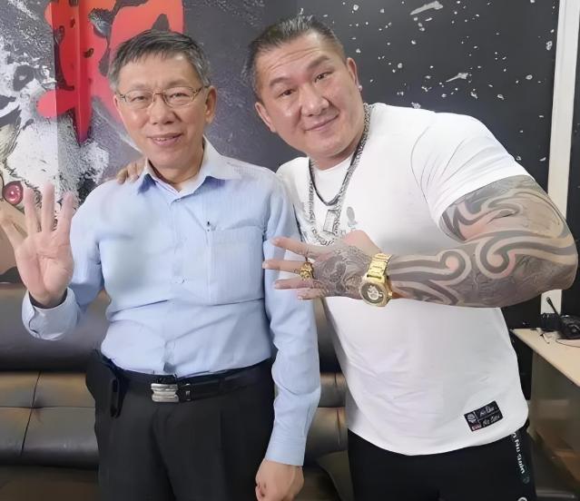 关一年没改！柯文哲取保后面对媒体依旧是坚持原有表述方式关了一年也没