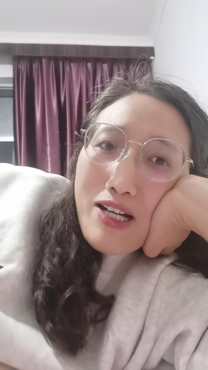 看与辉同行直播间，尤其是董宇辉在的时候，简直像看脱口秀一样有趣。评论区的“丈