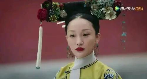 同样带红花：如懿：永璜刚去世，本公不想耀眼夺目，去换这些素色段子吧雍正骂康常