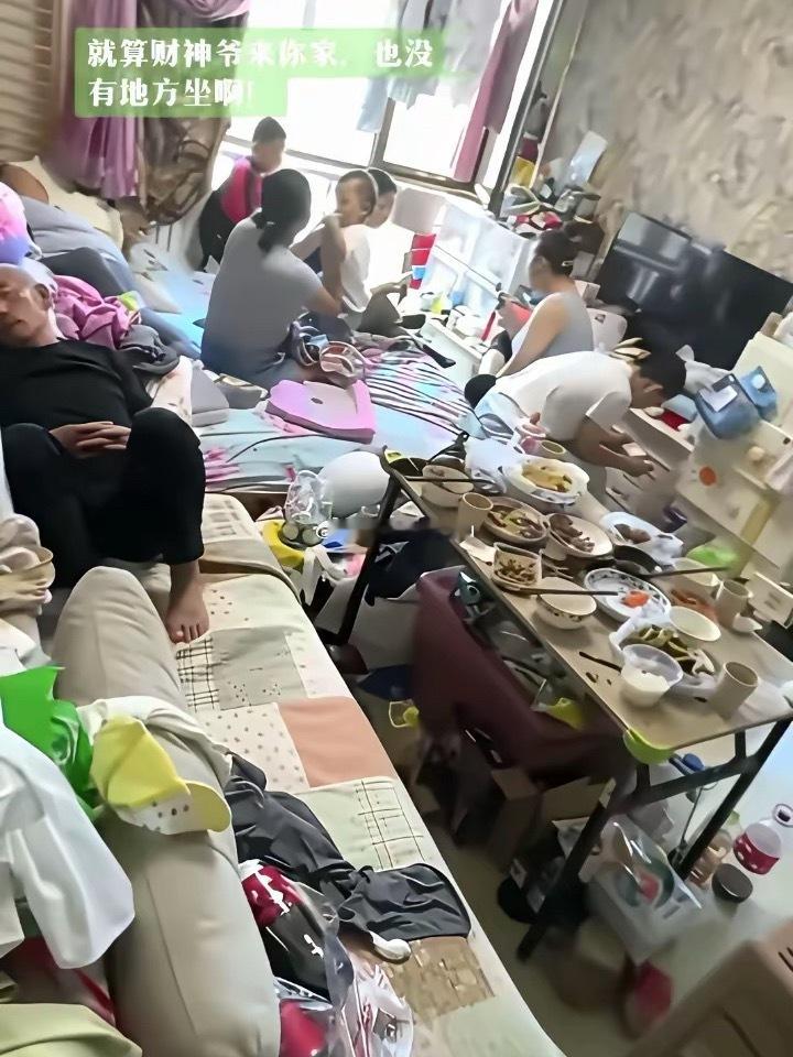 一屋子居然没一个收拾的，太压抑了！