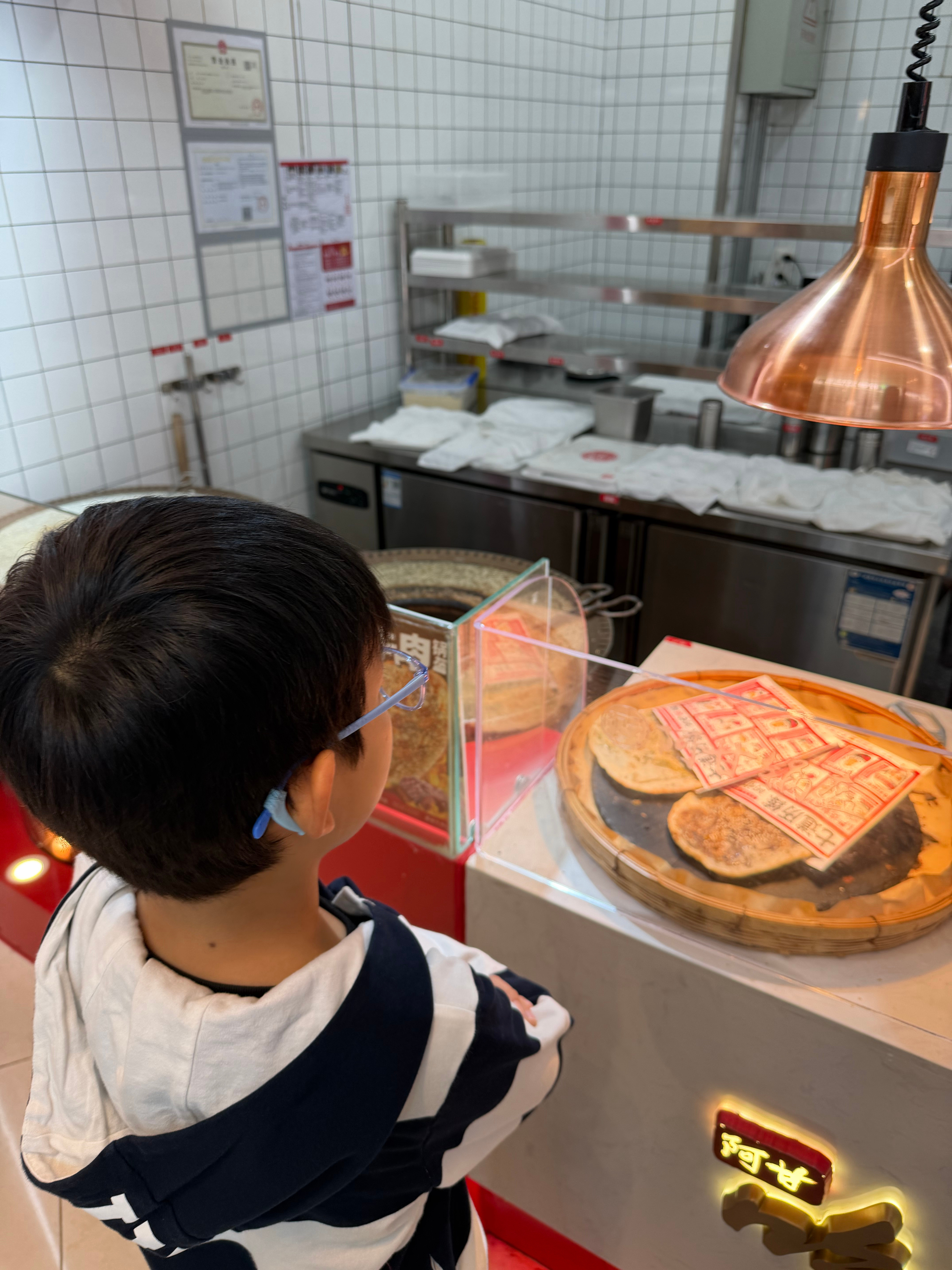 下午4点了，出来上课，吃个锅盔，晚饭还吃得下啊红糖豆沙锅盔[捂脸哭]​​​