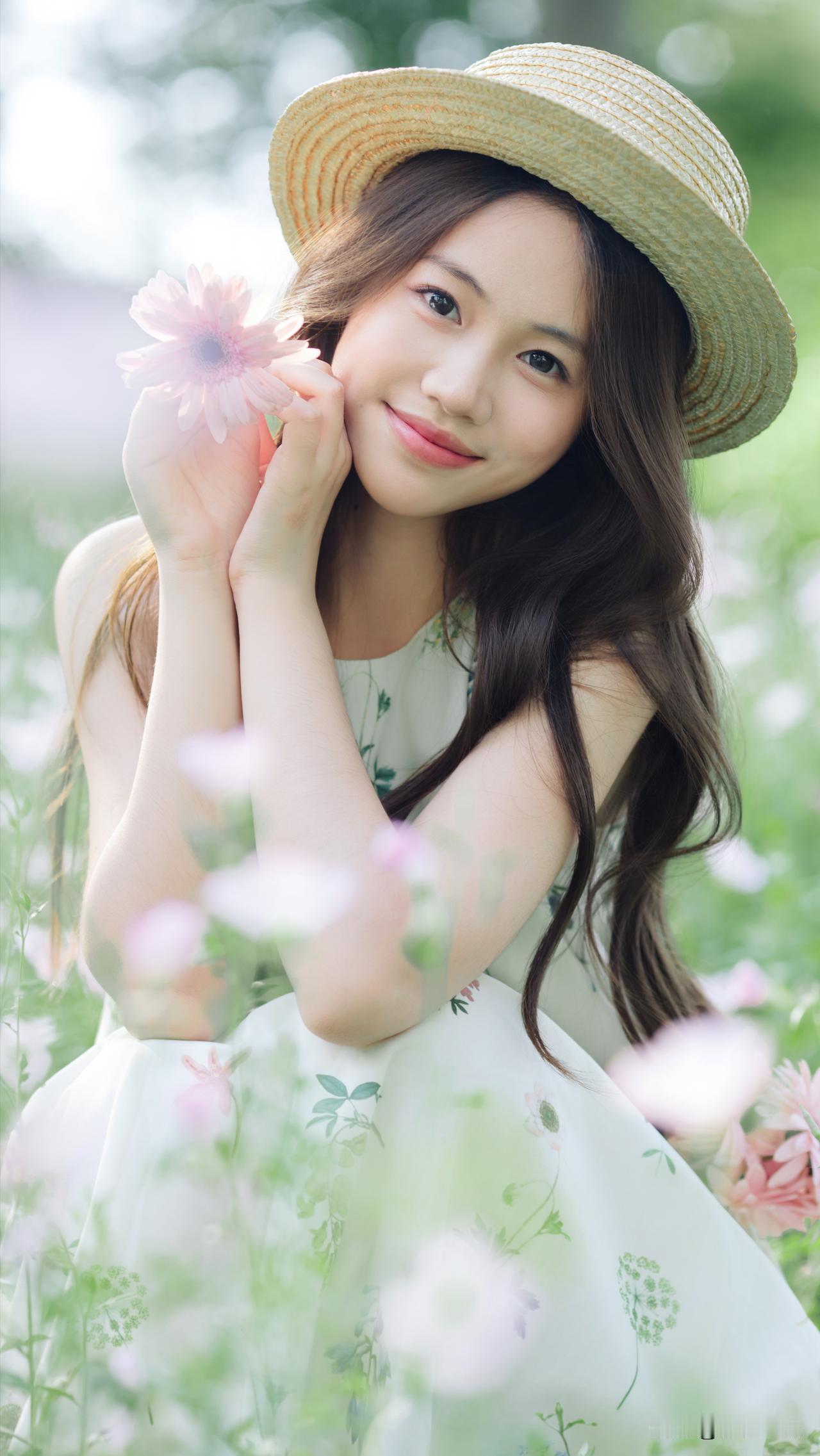 阳光下的少女与花海，甜美笑容，自然清新。
