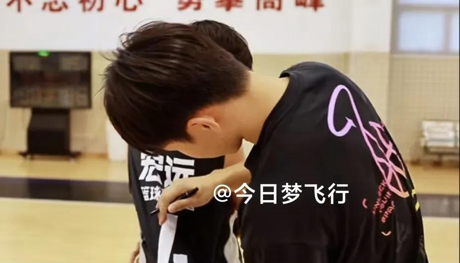 不舍清远仔何文炜！图为何文炜为正在宏远南城训练馆集训的广东三队新队员签名并合照