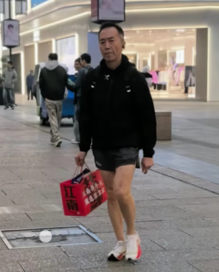 这位老戏骨真的很潮，而且对家人也十分有爱。近日，老戏骨郑晓宁于江苏苏州拍戏，