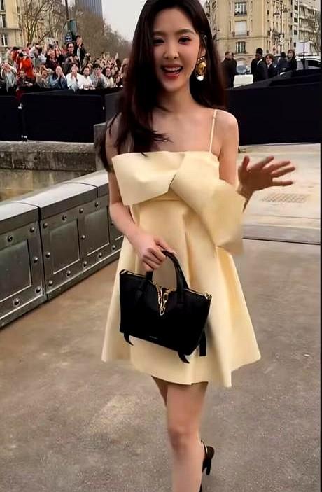 终于明白明星和普通人的壁在哪了，不是脸，是发量。最近的巴黎时装周，章若楠一套