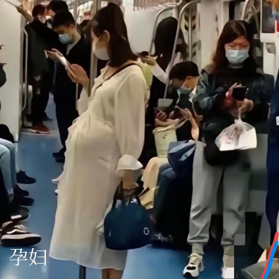 孕妇地铁五站无人让座，蹲下一句话，满车人羞愧脸红昨天上海9号线地铁上，一个