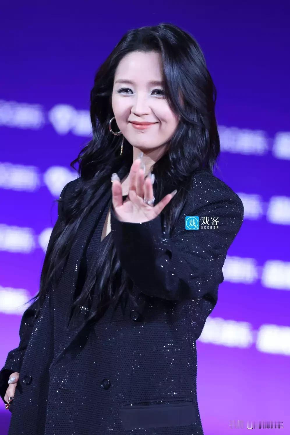 《何洁演唱会赘肉勒痕照疯传：四个孩子的妈，连崩溃都要踩着高跟鞋》北京五棵松