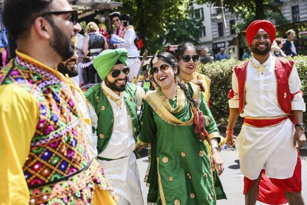 为什么印度移民在西方世界很受欢迎？Claude回答如下：这不是"受欢迎"，是"在