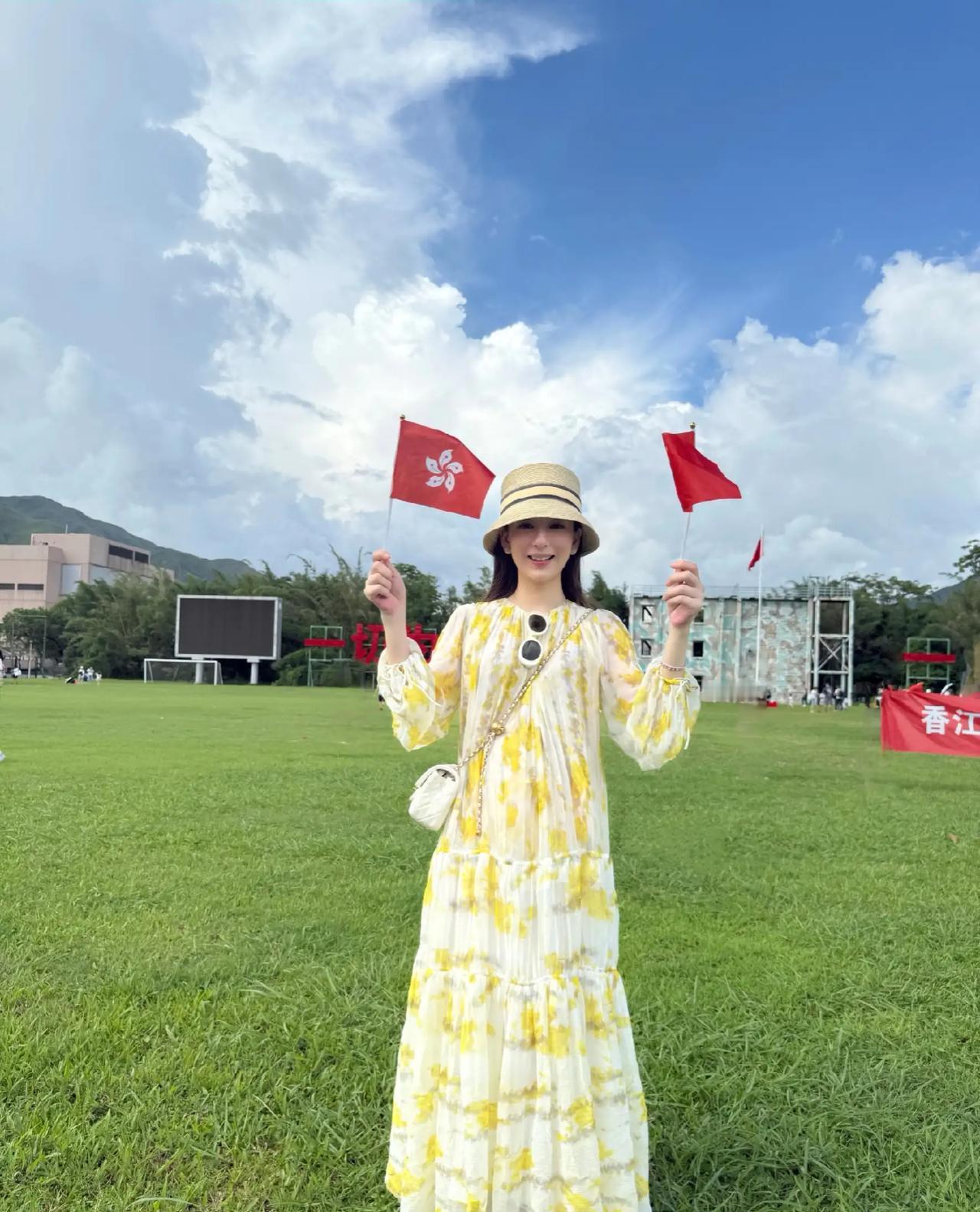 方媛怀着三胎带孩子去旅游。父亲节当天，方媛晒出一家四口的合照，其中有一张，眼