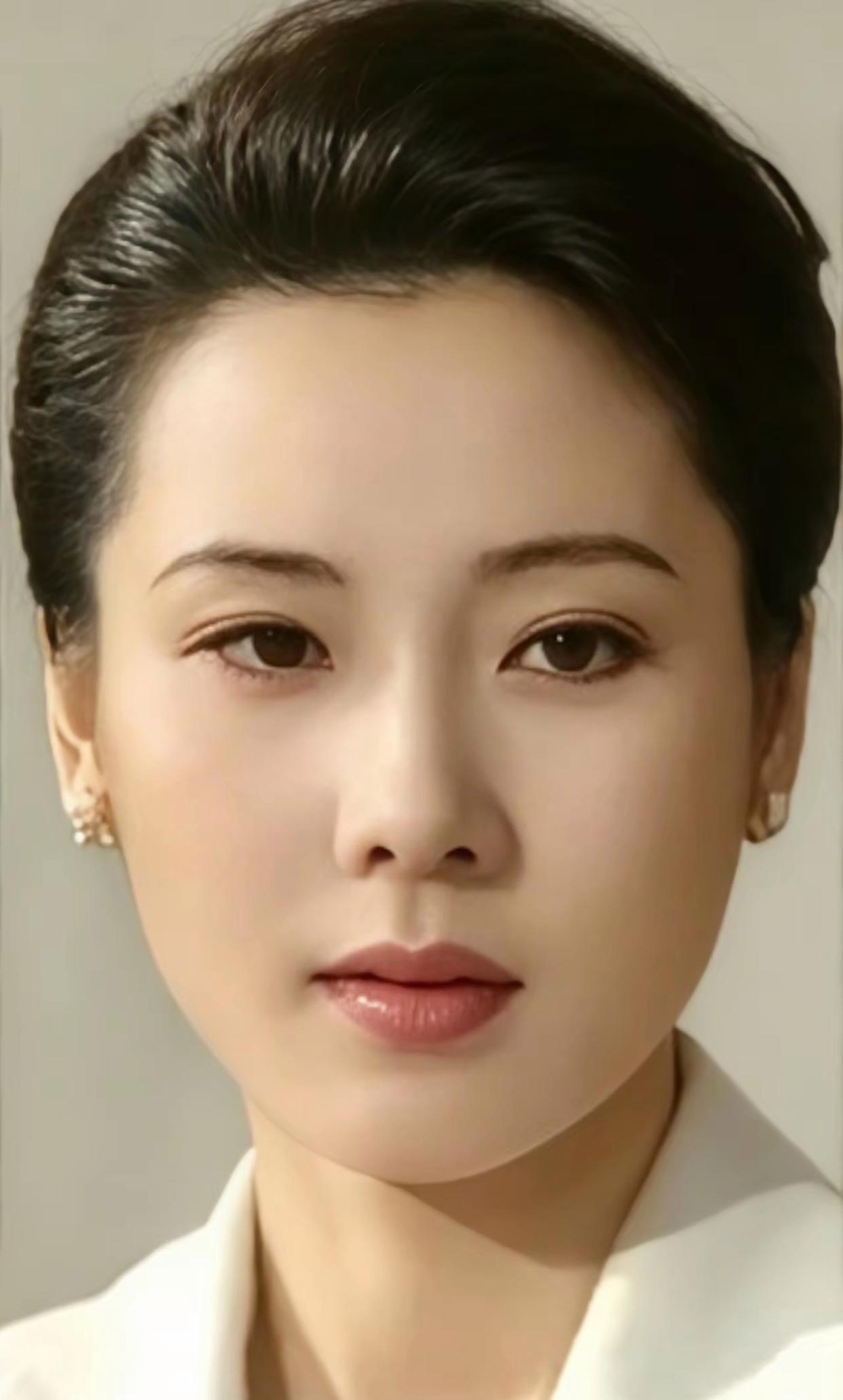 何赛飞年轻时期颜值惊艳，长相清甜五官匀称，辨识度拉满，比起如今不少新生代女星，观