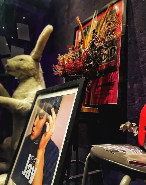 他早就不在唱歌了。他在做局。你以为周杰伦的150亿，是靠卖唱片和开演唱会攒的