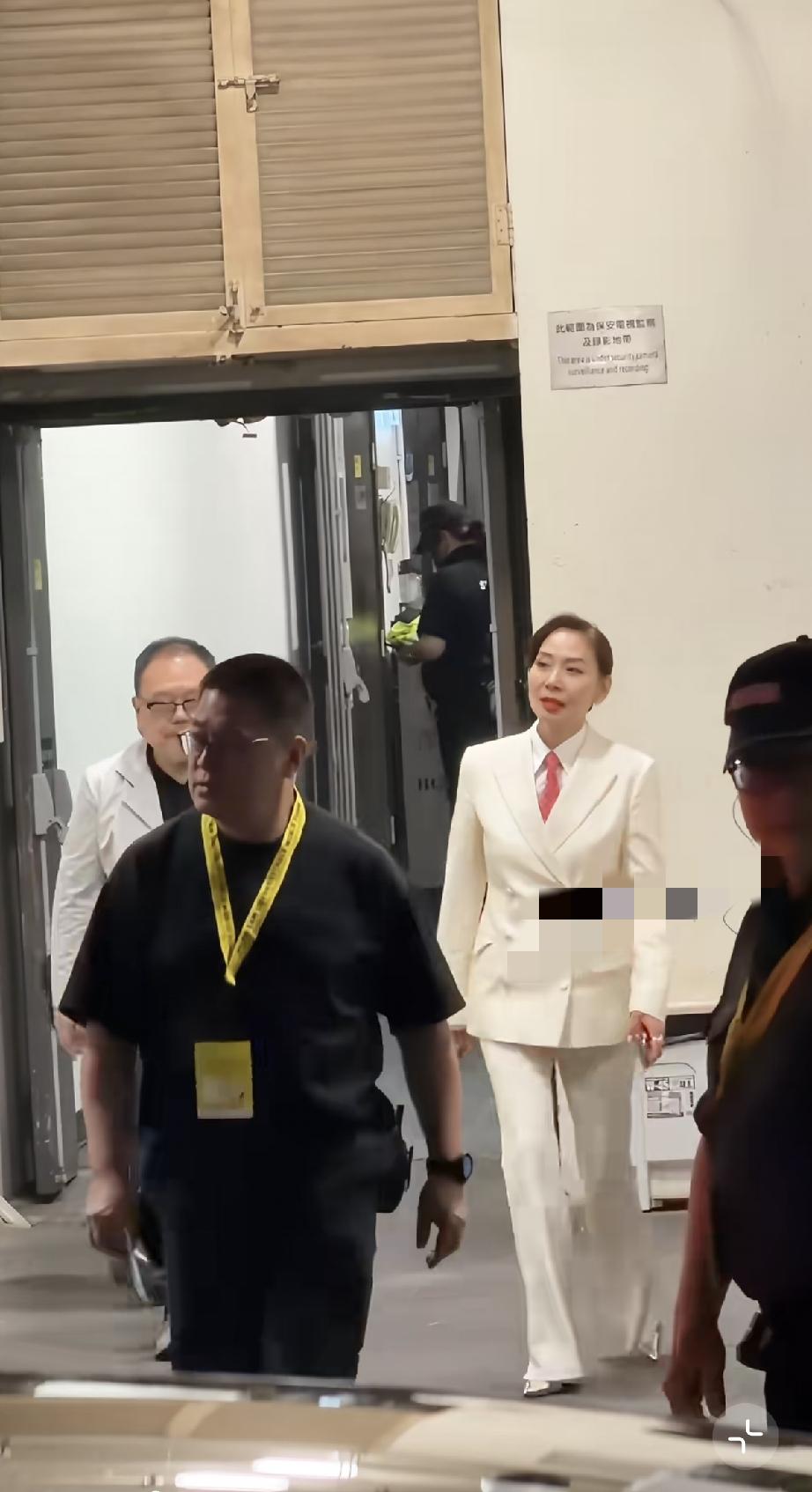 9月11日，邝美云到香港红馆助阵谭咏麟演唱会，她穿了一身白色的西服，打了红领带，