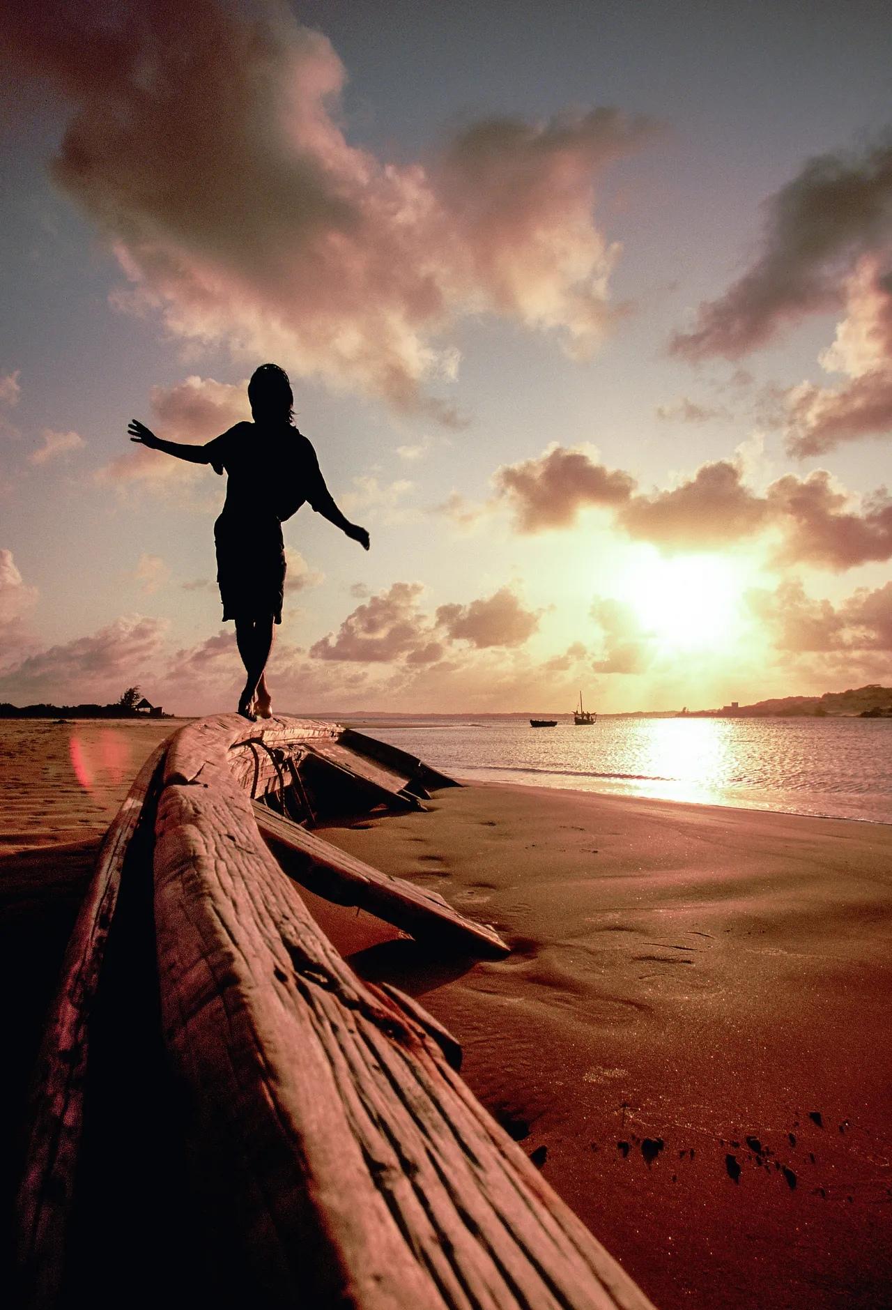 快乐生活的三大原则：不奢望，不勉强，不追究。1.不奢望不要拿你的短处和别