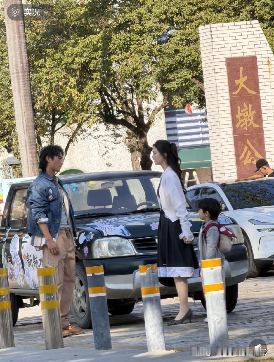 出门逛个街撞见短剧拍摄，生活里的“镜头感”快溢出来了！下楼在村口溜达，一眼