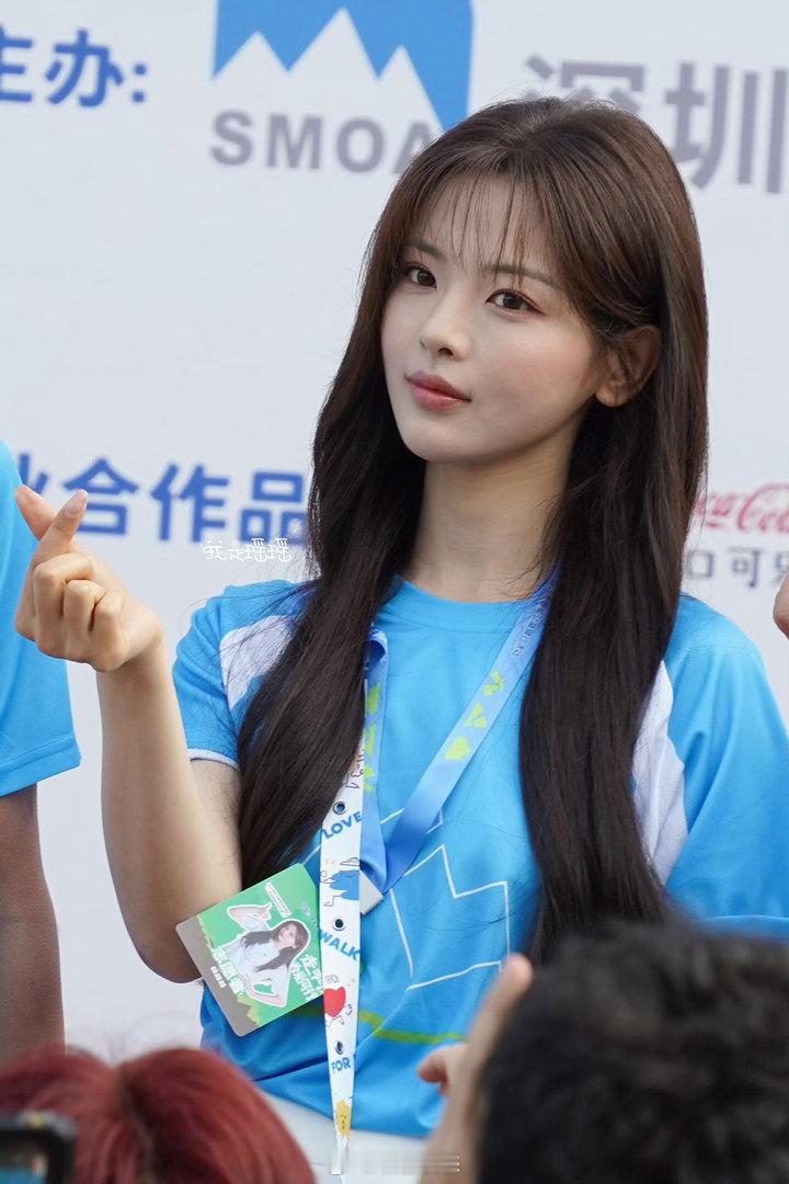 杨超越不仅身材好腿还很长​​​